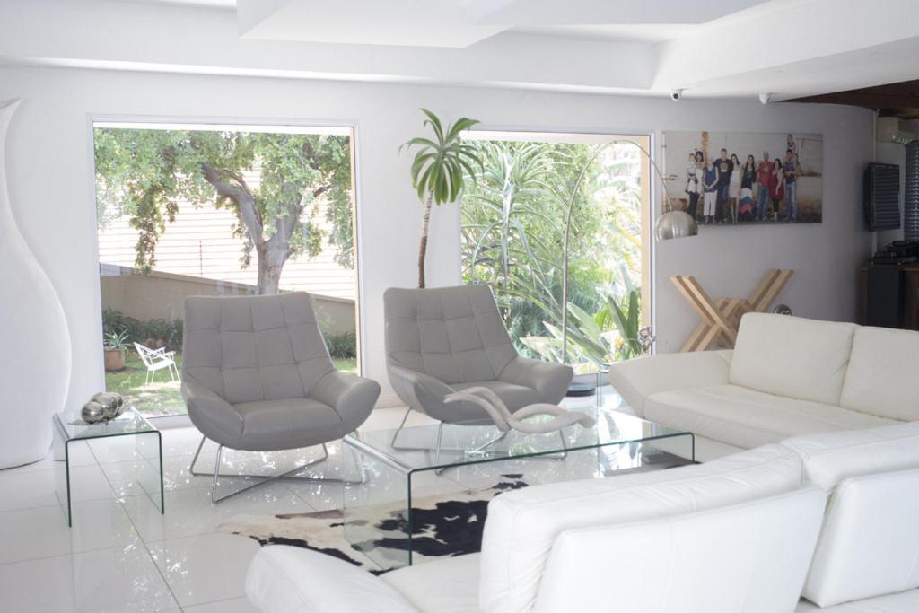Luxury Upmarket Guesthouse 20 On 4Th Рустенбург Екстериор снимка