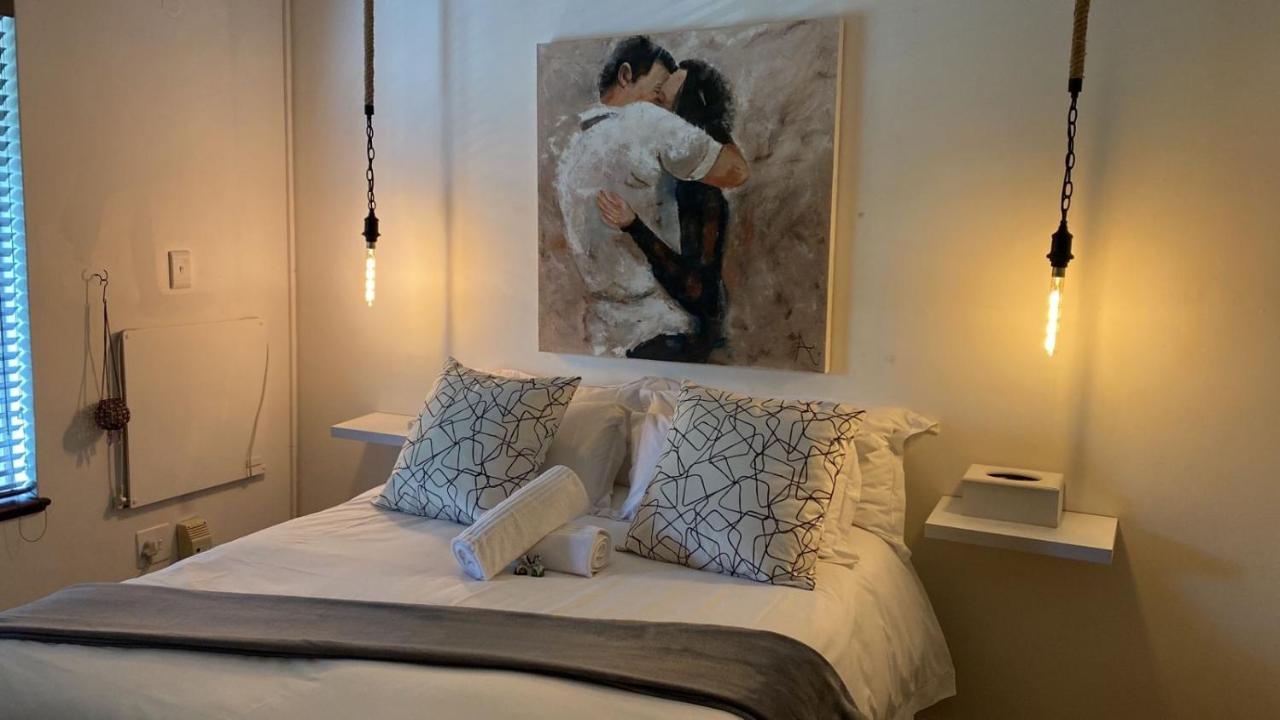 Luxury Upmarket Guesthouse 20 On 4Th Рустенбург Екстериор снимка