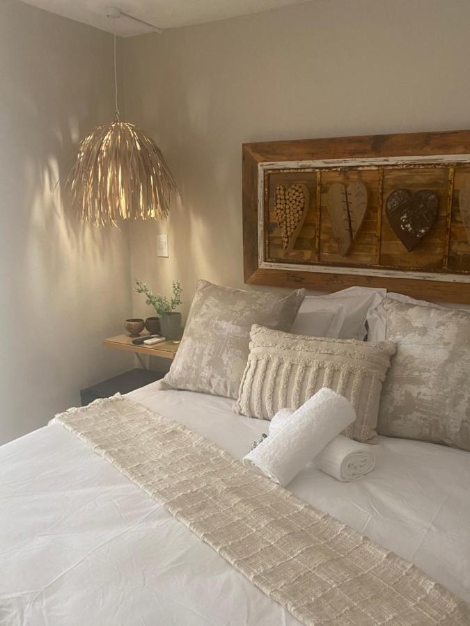 Luxury Upmarket Guesthouse 20 On 4Th Рустенбург Екстериор снимка