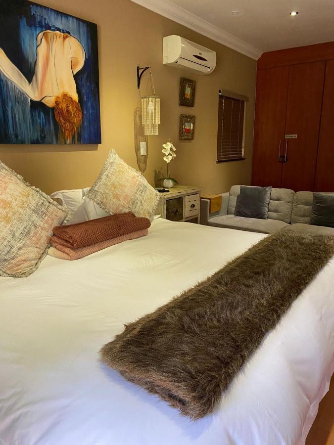 Luxury Upmarket Guesthouse 20 On 4Th Рустенбург Екстериор снимка