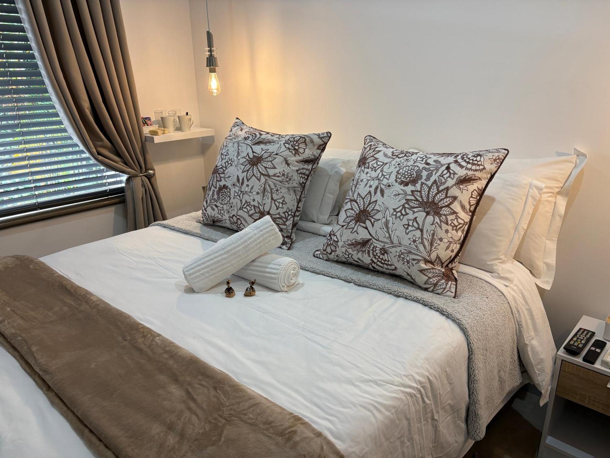 Luxury Upmarket Guesthouse 20 On 4Th Рустенбург Екстериор снимка